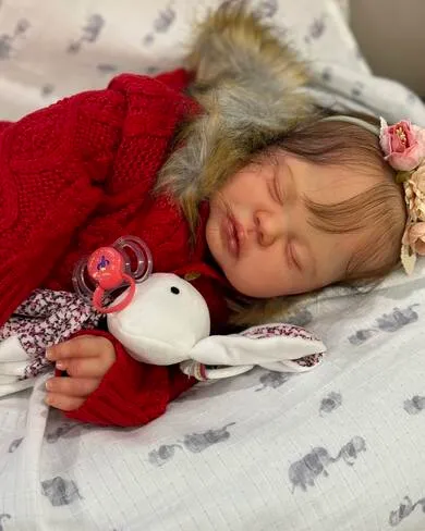 Bebê Reborn Laura Sofia, dormindo com o seu coelhinho de pelúcia.