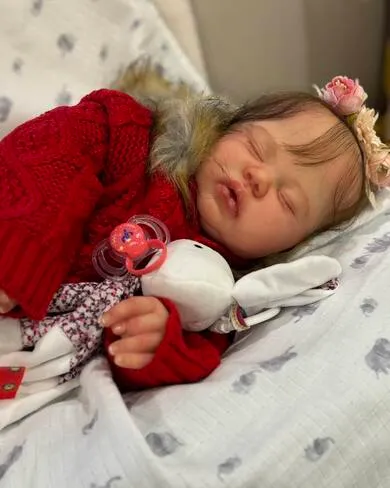 Bebê Reborn Laura Sofia, dormindo com o seu coelhinho de pelúcia.