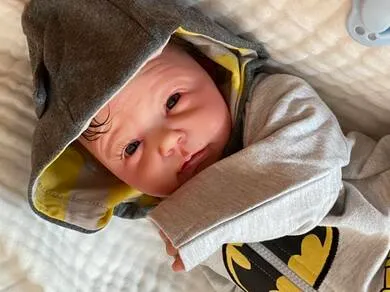 Bebê Reborn Menino usando um roupa do batima