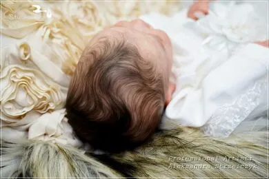 Imagem mostra a cabeça da bebê reborn roselia focando nos cabelos.