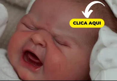 Imagem do rosto de um bebê reborn menino chorando