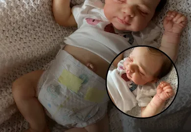 Bebê reborn menina de silicone mole dormindo tranquilamente